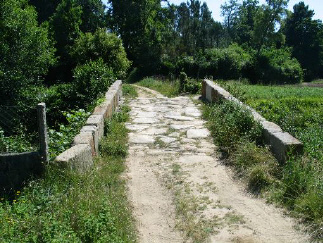 Das antike Pflaster hat sich auf der Br&uuml;cke gut erhalten